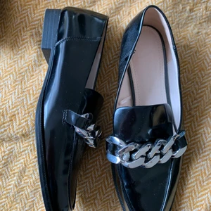 Loafers med kedja - Platta loafers från zara. Knappt använda. Stl 37 🔗