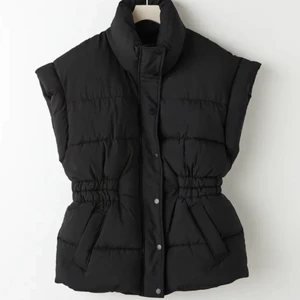 Svart väst  - En fin och skön väst inköpt från Ginatricot för nypris (599kr). Har använt den endast 1 gång i några timmar. Den är som ny och har inga skador på sig. Storleken är XS men den passar alla från XS-M/L. 