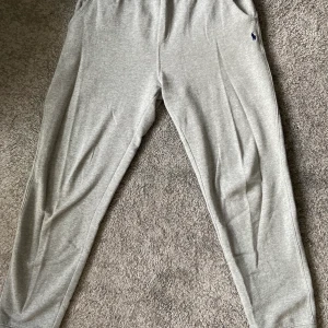 Ralph Lauren Mjukisbyxor - Ett par gråa mjukis från Ralph Lauren, något korta för mig som är 190cm. Även något för tajta i mitt tycke, för mig iallafall.