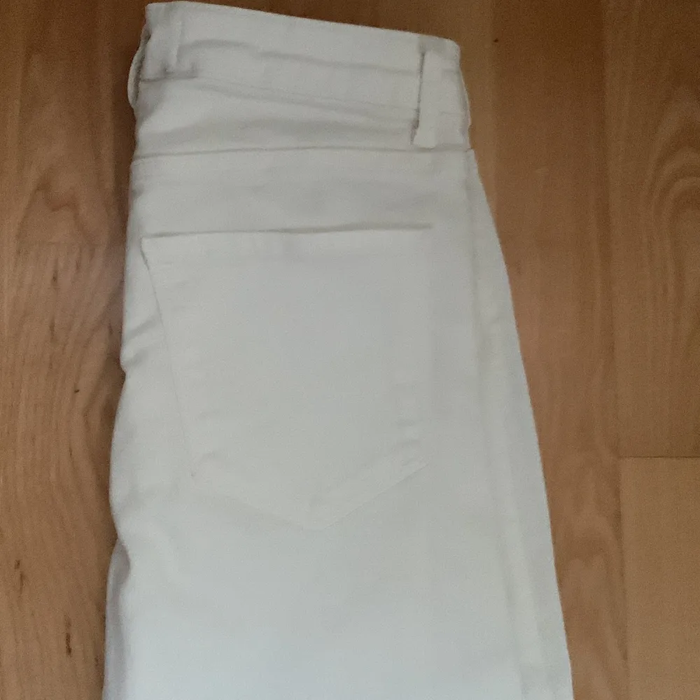 Ett par fräscha vita bootcut byxor!! Aldrig använda:)🤩🤩. Jeans & Byxor.