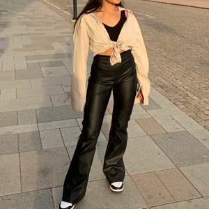 Oversize skjorta - Snygg beige oversize skjorta köpt vintage i Barcelona. Jätte skönt och fint material. S i herrmodell. Passar XS-XL beroende hur man vill att den ska sitta 💙