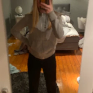 Grå tjocktröja  - Märket soc. Väldig fint skick enbart testat. Storlek x-small. 100kr