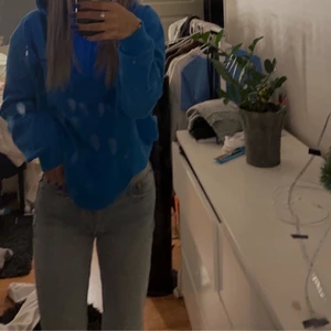Zara jeans - Säljer dessa jeans från Zara då dom inte kommer till användning. Lite mellan låg och högmidjat. Använt endast 1-2 gånger bara. Storlek 34 och passar bra om du är runt 164 cm. Köparen står för frakten. Nypris 359 kr. Pris går absolut att diskutera!!! Ber om ursäkt för dålig första bild 