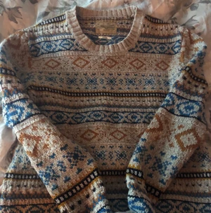 Stickad tröja - Säljer denna superfina stickade tröjan då den inte kommer till användning. Precis som ny, storlek M. 