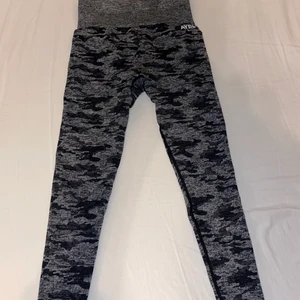 CAMO TIGHTS - Säljer dessa camotights från beaybl. Köpte här på Plick men de gick tyvärr inte ens över vaderna så säljer dem vidare. Det var onämnda defekter vid sömmen på rumpan när jag köpte dem men har fixat dem så att det istället blivit en mindre bootyschrunch🤪