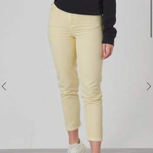 Galet fina ljusgula jeans från Calvin Klein, köpt på kidsbrandstore! Storlek 12 år i jättefint skick. Säljer då de verkligen är för små🥲 Priset är inkl frakt. Skriv privat om du har någon fråga eller är intresserad av att köpa🥰 Priset är diskuterbart:)