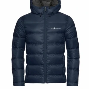 SAIL RACING M Gravity Done Jacket - Säljer SAIL RACING M Gravity Down Jacket i färg Navy. Storlek L. Köpte förra vintern och den är i bra skick. Skriv till mig om för frågor och bilder. (Bilden är från Sail racings hemsida) original pris hos hemsidan jag köpte den på är 3500