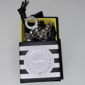 Thomas sabo armband  - Ett armband från Thomas sabo med två berlocker! Man kan sätta ditt många fler om man köper fler berlocker, men dessa två är dom som man får med armbandet! Ett hjärta och en stämpel där det står love❣️⚡️