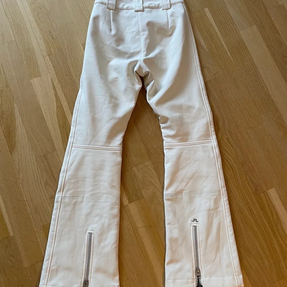 Svinsnygga vita tajta skidbyxor i stl XS från JLindeberg i softshell material säljes nu pga att de är för små. De är använda men fortfarande fina. Säljes i befintligt skick.. Jeans & Byxor.