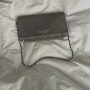 Zadig väska  - Säljer min fina Zadig väska, grå mocka. Köpt för 2000kr. Jätte bra skick nästan som ny. Köparen står för frakt. Vid snabb affär kan priset sänkas 