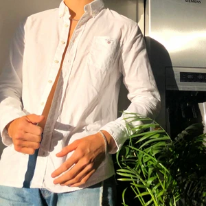 Gant skjorta - ‼️Rensar garderoben på knappt använda kläder‼️ Denna " GANT The Archive Oxford" skjorta är använd ett par gånger men inget slitage. Storlek 170 (jag är 174) . Kvitto finns ej. Prutbart pris. (Rök & djurfritt hem)Checka gärna profilen då jag har andra snygga kläder till ett billigt pris!✨ 