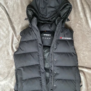 Everest väst  - Storlek xs men passar även S. Man kan ta av luvan, en sminkfläck finns vid halsen och en liten på luvan, skriv privat för bilder🖤🖤