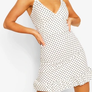 prickig klänning  - säljer denna supersöta klänningen från boohoo, den passade inte mig så därför säljer jag vidare den, köparen står för frakten 💕