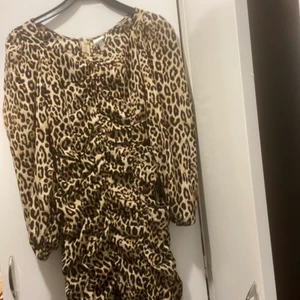 Ruched dress - ”Skrynklig” klänning med puffärmar i leopardmönster från h&m. Aldrig använd.