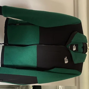 The north face fleece  - Säljer min north face fleece. Köpt i vintras från herrarnas för 1400kr. Använd ett fåtal gånger. Den är i storlek xs för männ men passar fint på mig som är 160 o S! Skriv för fler bilder!