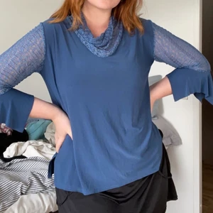 Blå tröja med spets!  - Asball tröja med spetsdetaljer! Köpt second hand och pris är ej angett, skulle uppskatta till en M/L