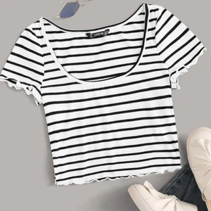 Söt sommar croptop - Sockersöt croptop med små volanger i ärmarna. Tight fit och passar superfint till sommaren. Knappt använd då jag själv inte riktigt trivs i croptop.