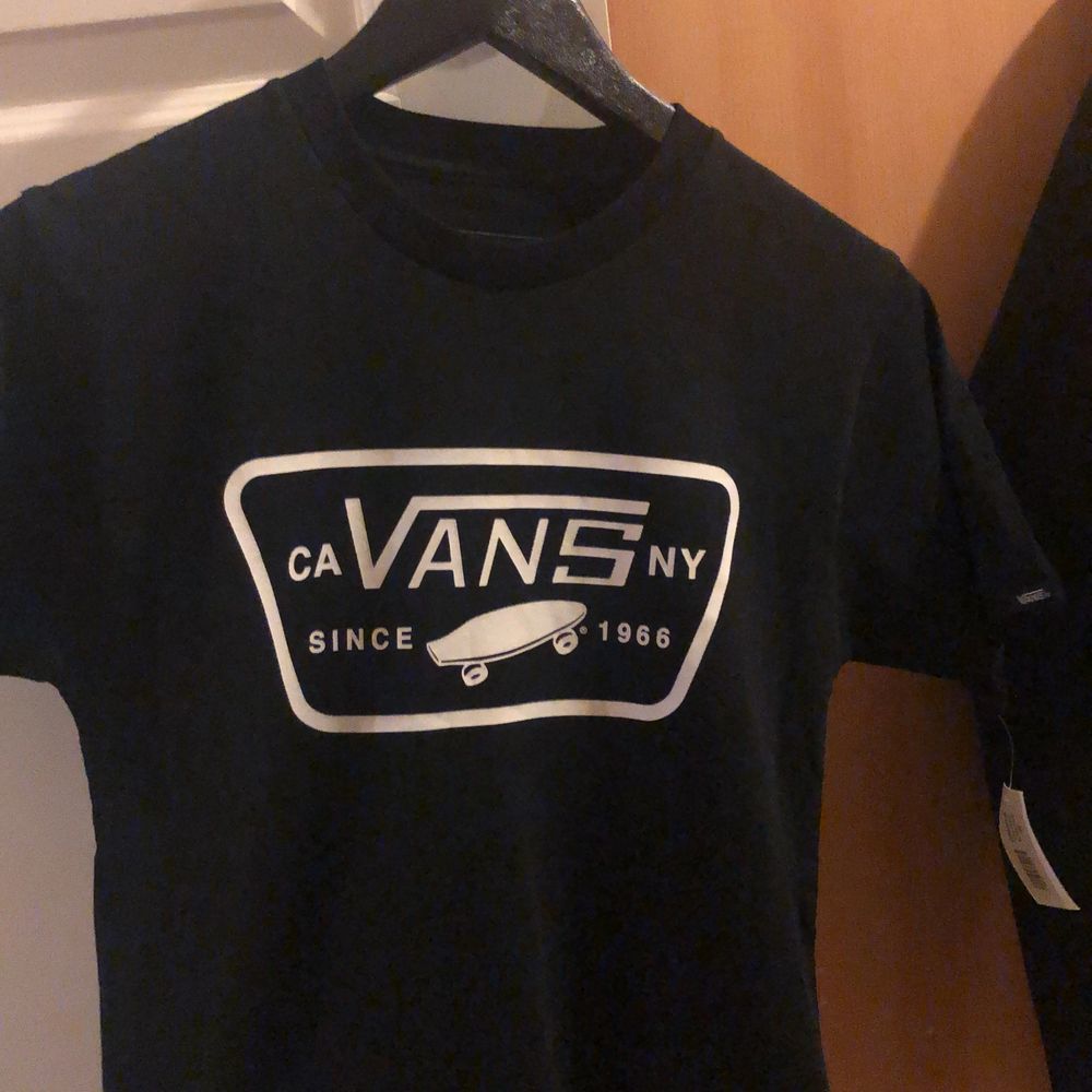 Svart vans T-shirt, 100% bomull. OandvĂ€nd och etikett finns kvar. Pris kan diskuterasđ. T-shirts.