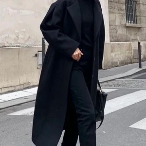 Kappa - Säljer nu min superfina kappa🖤 Perfekt till hösten 🍂 Jag fick den i present och vet därför inte vart den är ifrån! Strl M och sitter perfekt oversized på mig som vanligtvis bär S i kappor 🤎🍂 Om många är intresserade blir det budgivning