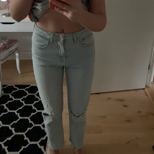 Jeans - Super fina jeans ifrån zara i jättegott skick. Köptes förra sommaren nästan helt oanvända. Jättefin ljusblå färg med hål, kommer inte till användning så vill hitta någon som kommer ha användning för de❤️ OBS! Frakt tillkommer 