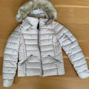 ZARA VINTERJACKA - Puffig vinterjacka från zara! Jättebekväm och sitter superbra. Har dock blivit lite liten för mig. Jackan är i storlek S och är nytvättad!😊 Fluffig och gosig. Knappt använd och jättebra skick. 100% nylon och innehåller ej dun💜 Orginalpris: 500kr