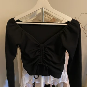 Topp från BikBok - En svart topp med snörning från BikBok🥰 Säljes pga den inte kommer till användning längre! Man kan reglera snörningen där fram, om man vill ha den kortare eller längre skurning. Storlek S. Kan mötas upp i Vänersborg eller så får köparen stå för frakten💖💖