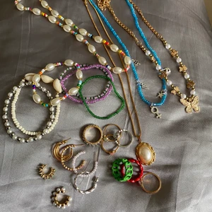 Smycken - Massa olika smycken, bla örhängen, earcuffs, armband och halsband. Alla är från olika märken eller handgjorda! GRATIS FRAKT ❤️