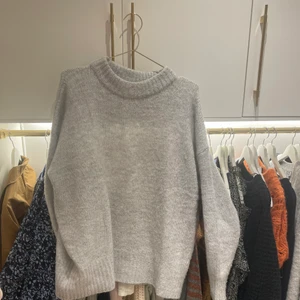 Grå stickad tröja  - En nästan oanvänd grå stickad tröja köpt i höst! Använder inte de är därför jag säljer den💓hör av er vid intresse:)