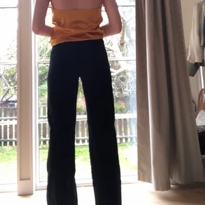 Manchester byxor - Manchester byxor, dragkedja och knapp. Raka. Jag är 165cm. Stretchiga.