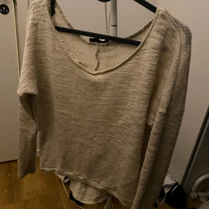 Stickad fin tröja   - Stickad fin tröja i en ljus beige i storlek S, den är den Bikbok och är i fin skick.