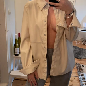 Beige skinn kavaj  - Skit snygg kavaj i beiget skinn. Passad lika bra till vardags som till fest. Storlek 38