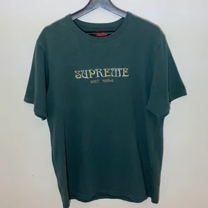 2017 Supreme Nouveau logo tee strl L m.m - OBS LÄS HELA!                                                                             Mörkgrön nouveau t-shirt från populära märket Supreme med detaljer i silver och guld. Ingen synlig slitage såsom fläckar eller andra skador på plagget. Använd 5-10 gånger som skolplagg. Tvättad ynka gång. Tröjan är köpt på livedrop 2017 i Supreme butiken London. Tags och påse från köpet finns med och även 1 supreme box logo sticker som ingick i köpet. Allt detta är inkluderat i priset! Godtar Swish.