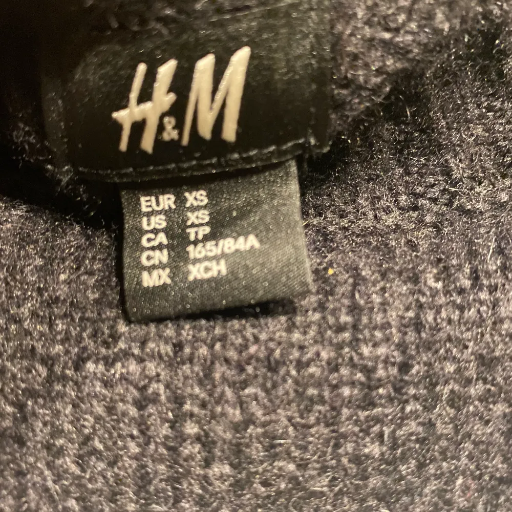 Snygg stickad tröja i XS som aldrig är använd. Från H&M. . Tröjor & Koftor.
