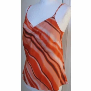 Topp orange nyanser strl 38-40 - 100% silke. Möts upp (stockholm) eller fraktar. köpare står för frakt och swishar innan plagget skickas 👾