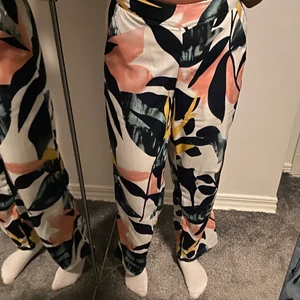 Komstymbyxor mönster - Kostymbyxor med fint mönster från Vero Moda 💕 Fint skick!