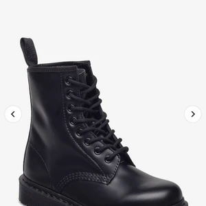Dr martens kängor  - Hej💞säljer mina svarta kängor från Dr martens som är perfekta nu till den höst och vinter vi har framför oss. De är endast använda två gånger så de är som i nyskick. Säljer då jag inte tycker jag passar i dom längre så vet att de kommer passa perfekt hos någon annan. Köpte de för 2000kr och säljer för 1200kr vilket är ett väldigt bra pris, vid snabb affär står jag för frakten. Om du har några frågor så är det bara att höra av sig! (Sista bilden är tagna från insta som inspiration)💞💞