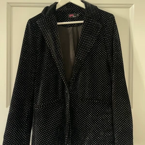 Perfect blazer  - En superfin blazer som är perfekt till festen. Har fina glittriga detaljer och är supersnygg till både nyår och jul eller närsom. Strl. 38 köpt på Nakd