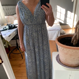 Långklänning - Underbar långklänning! Går ner till fötterna på mig som är 164cm.💕 storlek 34 men passar 36 och 38 också