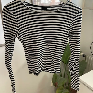 randig tröja - säljer denna superfina långärmade tröja som är väldigt trendig just nu! sparsamt använd och i bra skick. sitter jättefint!!