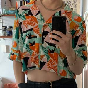 Somrig croppad hawaiiskjorta från Monki! Luftigt tyg och fin passform. 