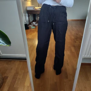 Linnebyxor - Svarta linnebyxor från Esprit storlek 38x32. Aldrig använda. 