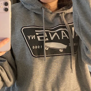 Vans hoodie mörkgrå M  - Liten för sin storlek jag är 1.56 så den ser stor ut på mig går typ ner till höften säljer för använder inte längre 