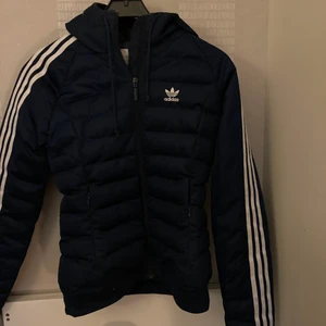 Jacka  - Jätte fin adidas jacka. Bara använd i några månader. Jätte varm och skön jacka. Kan mötas upp i Göteborg eller frakta. Kollar priset på frakten när du bestämt dig för att du vill köpa😊