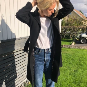 SVART KAPPA - Min älskade svarta kappa som tyvärr blivit lite för liten för mig!! Den är i tjockare material så passar perfekt till hösten 🍂 storlek s