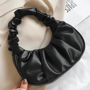 väska - säljer en VIT jättesöt väska som tyvärr inte kommer till användning av mig. Bilden är missvisande men den är väldigt kritvit. Oanvänd och i toppskick utan någon skråma eller liknande💕 fler bilder kan skickas, Priset är till viss del diskuterbart