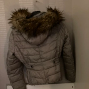 Jacka  - Jacka. Med fake päls som även går att ta av. Hela luvan går också att ta av. Storlek 38 men passar mig med storlek Xs.  Kan mötas upp i Göteborg eller frakta. Jag kollar priset på frakten när du bestämt dig för att du vill köpa😊