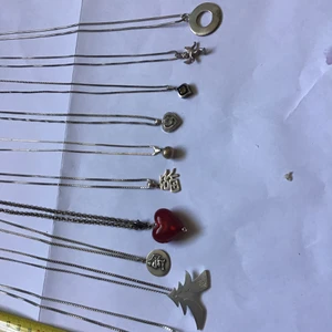 Äkta silver halsband  - Alla halsband och hänge är äkta silver och stämpelat. Storlek mellan 42-60. 220kr /st plus 15kr frakt. Alla är helt.