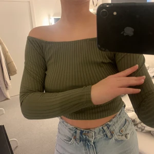 Grön tröja storlek 36 - Jättefin tröja som kan passa till allt. Den kommer inte till användning, då jag inte tycker att den passar mig. 