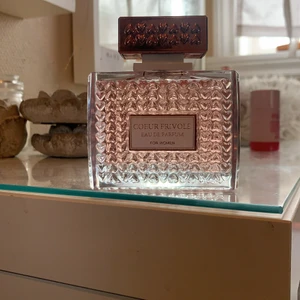 Linn Young parfym  - Helt oanvänd parfym från Linn Young,inte ens testad så allt finns kvar i den alltså 100ml i flaskan. Köpt för ungifär 150 kr säljer för 75 inklusive frakt .🤍
