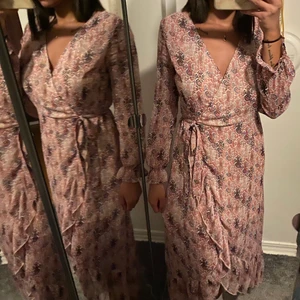 Omlottklänning  - Så himla fin och unik omlottklänning 💕 Storlek S men passar M också. Klänningen är använd några gånger men  ändå i bra skick 💐